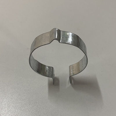 O processo de dobra galvanizado conduz a canalização galvanizada da braçadeira prende com correias inoxidável